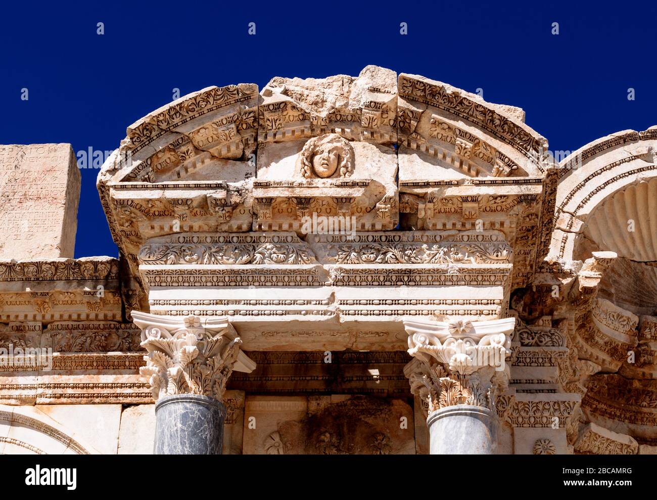 Dekorative Steinwand auf der Fassade Brunnen in der antiken Stadt Sagalassos in Anatolien. Burdur. Türkei. Stockfoto