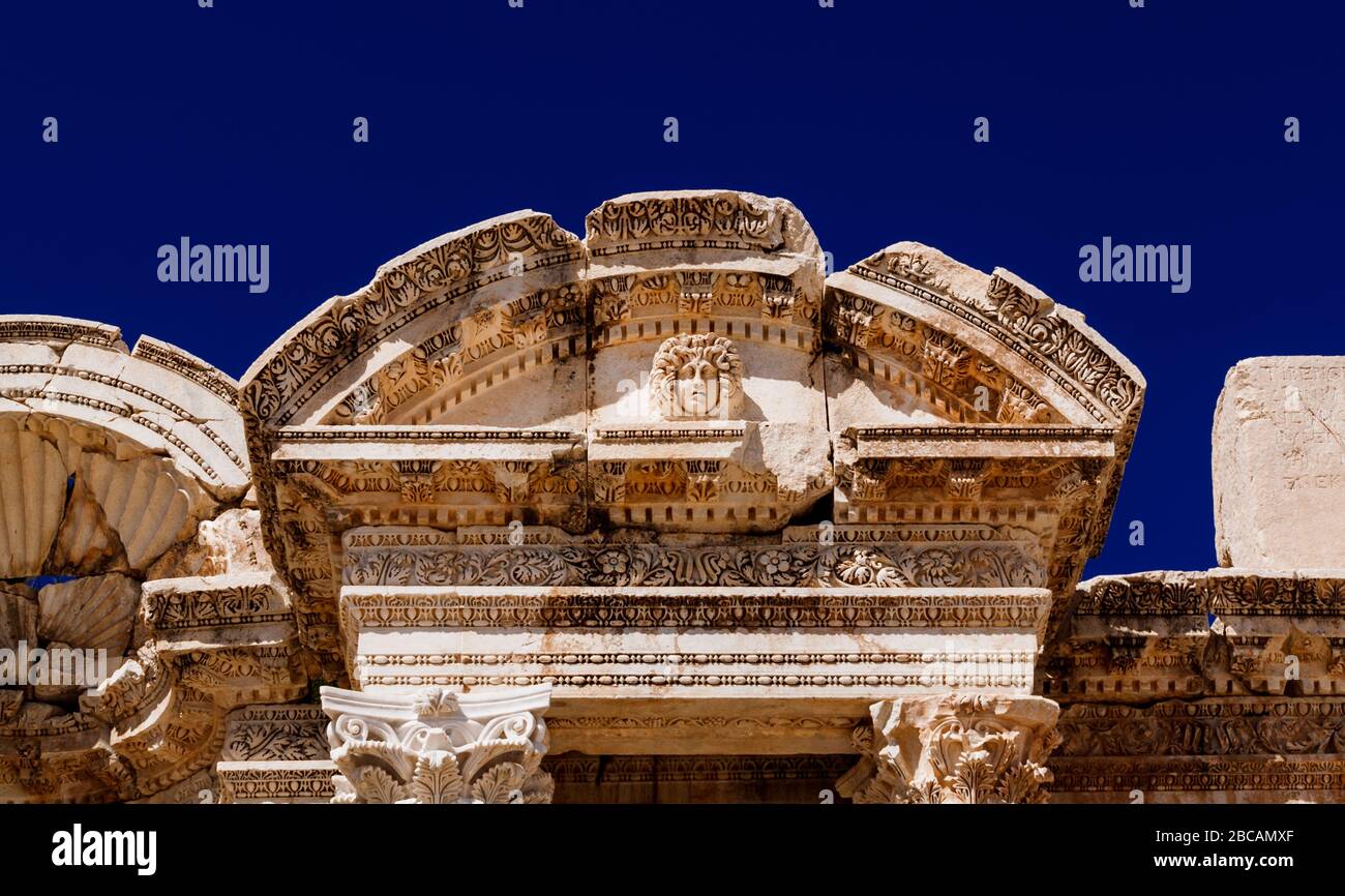 Dekorative Steinwand auf der Fassade Brunnen in der antiken Stadt Sagalassos in Anatolien. Burdur. Türkei. Stockfoto