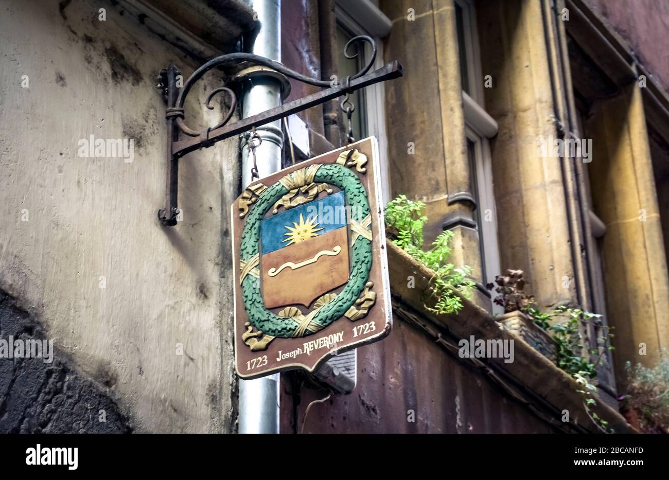 Wappen des Laienrichters Joseph Reverony in der Rue Juiverie im Stadtteil Saint Paul. Lyon gehört seit 1998 zum UNESCO-Weltkulturerbe. Stockfoto