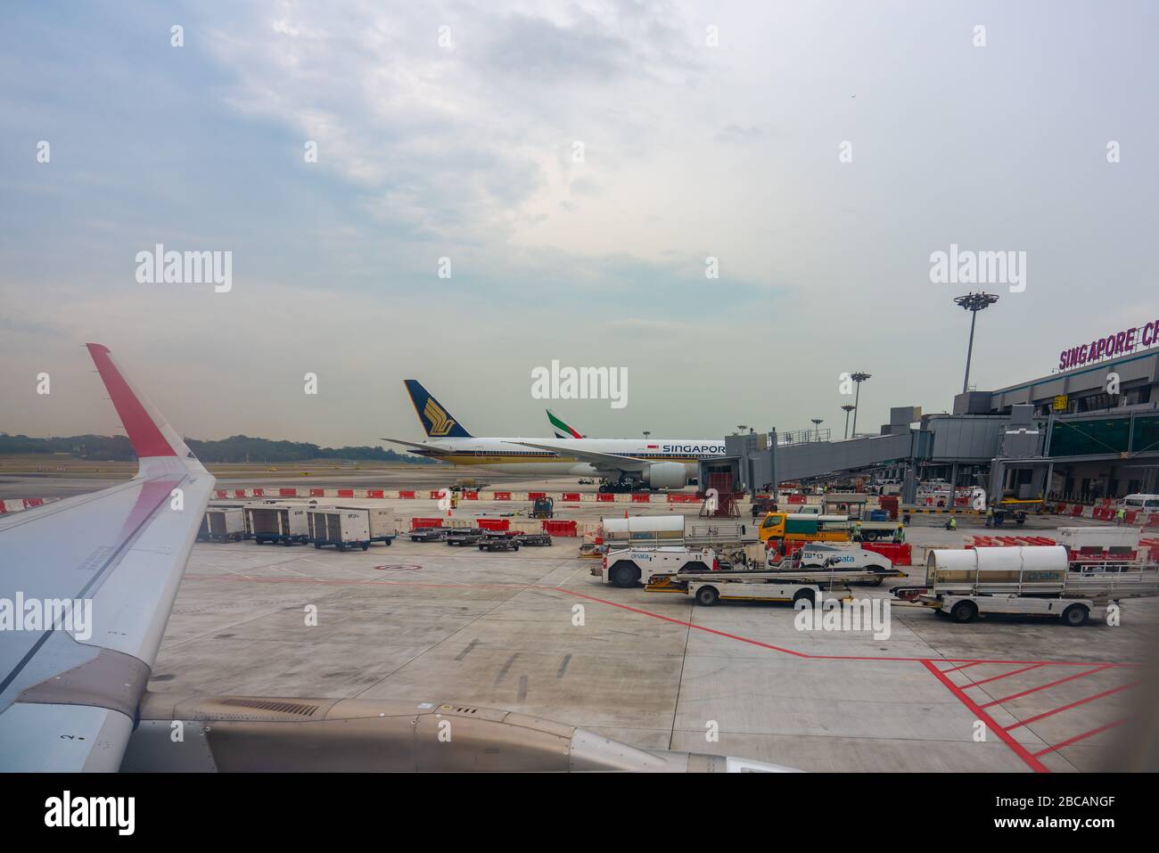 Singapur/Singapur - August 2019: Blick aus einem Fenster auf einen Srilankan, der für den Start am Flughafen Changi vorbereitet wird Stockfoto