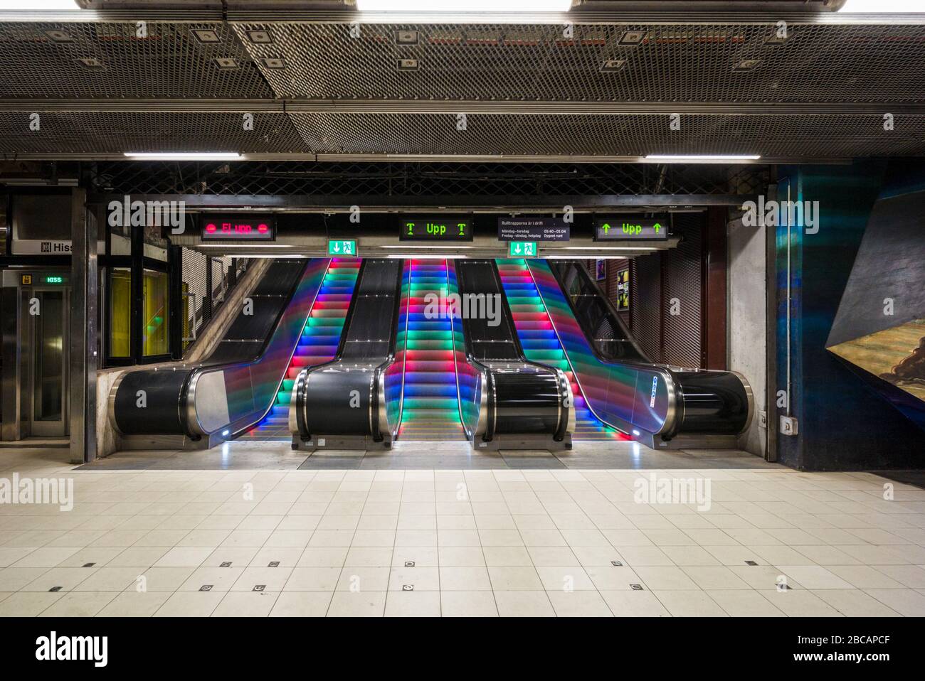 Schweden, Stockholm, U-Bahn Stockhom, Bahnhof Tekniska Hogskolan, Rolltreppe mit farbigen Lichtern beleuchtet Stockfoto