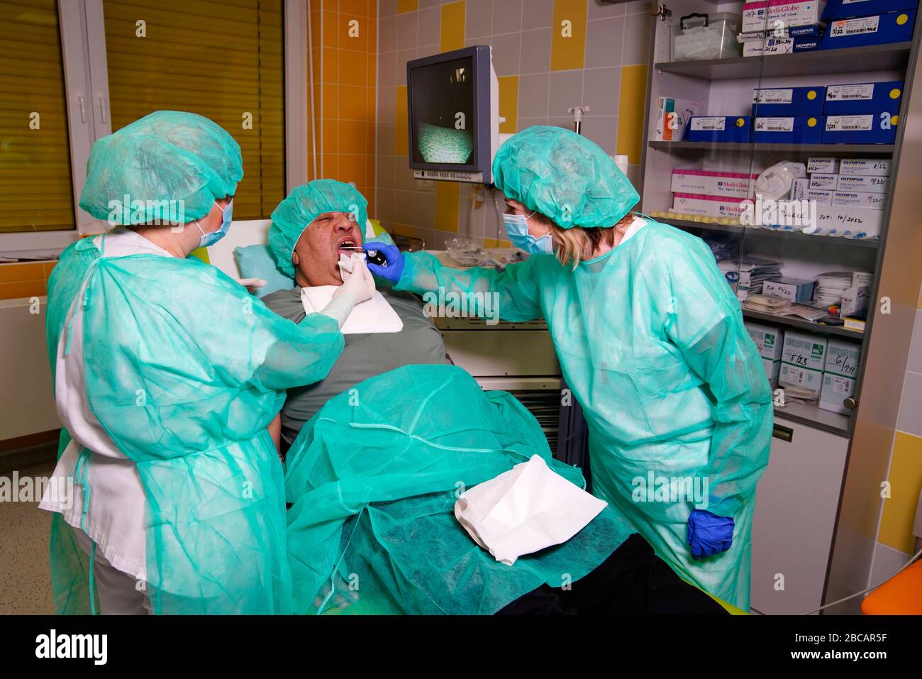 Arzt und Pfleger untersuchen den Patienten mittels Bronchoskopie Stockfoto