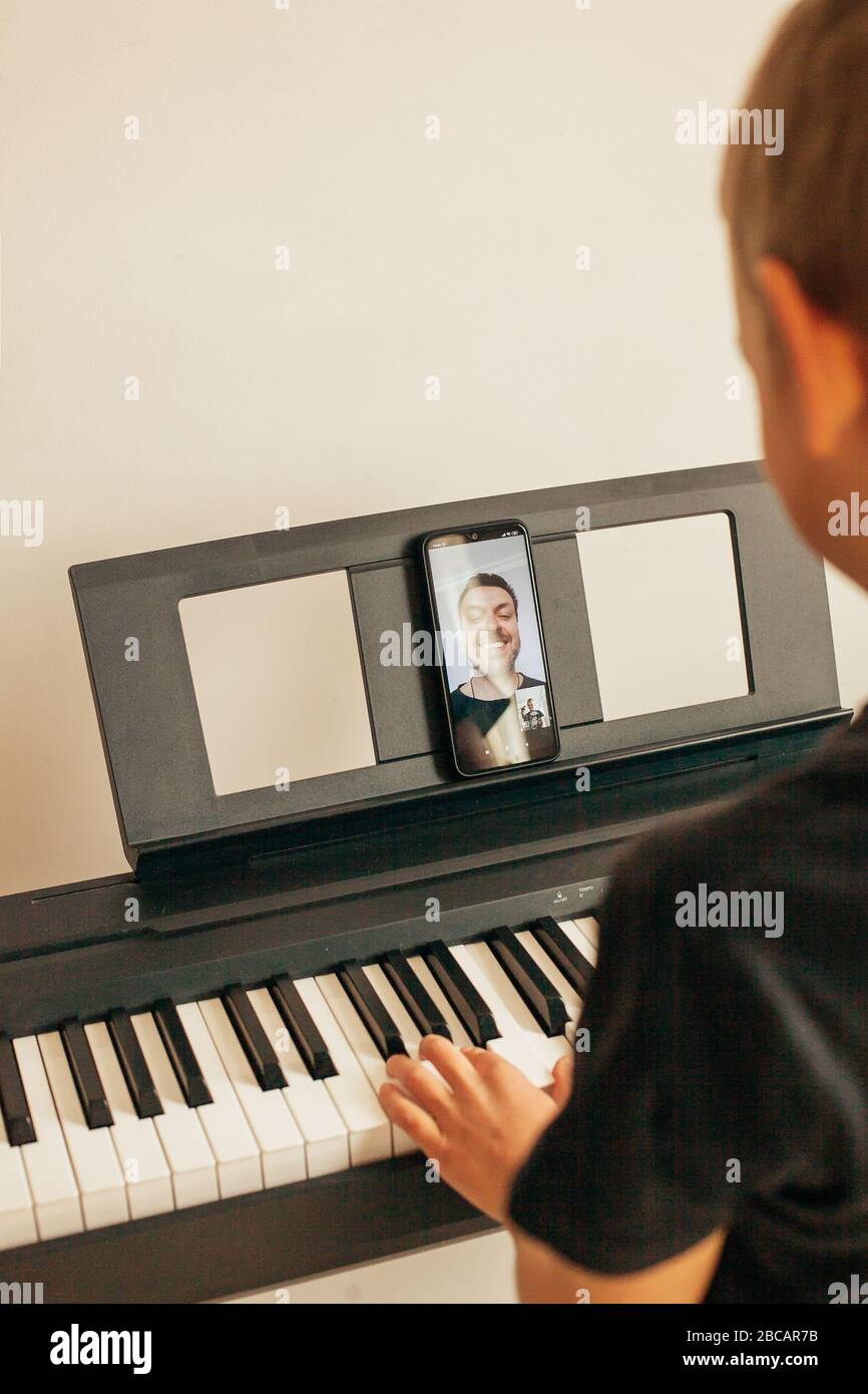 Kinderhände spielen Klavier.Kllose-up-Klavier, weiße und schwarze Tastatur Stockfoto