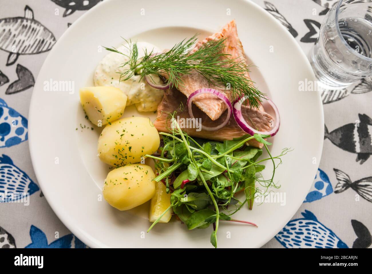 Schweden, Gotland Island, Katthammarsvik, traditionelle Mahlzeit mit Lachs, Grüns und gekochten Kartoffeln Stockfoto