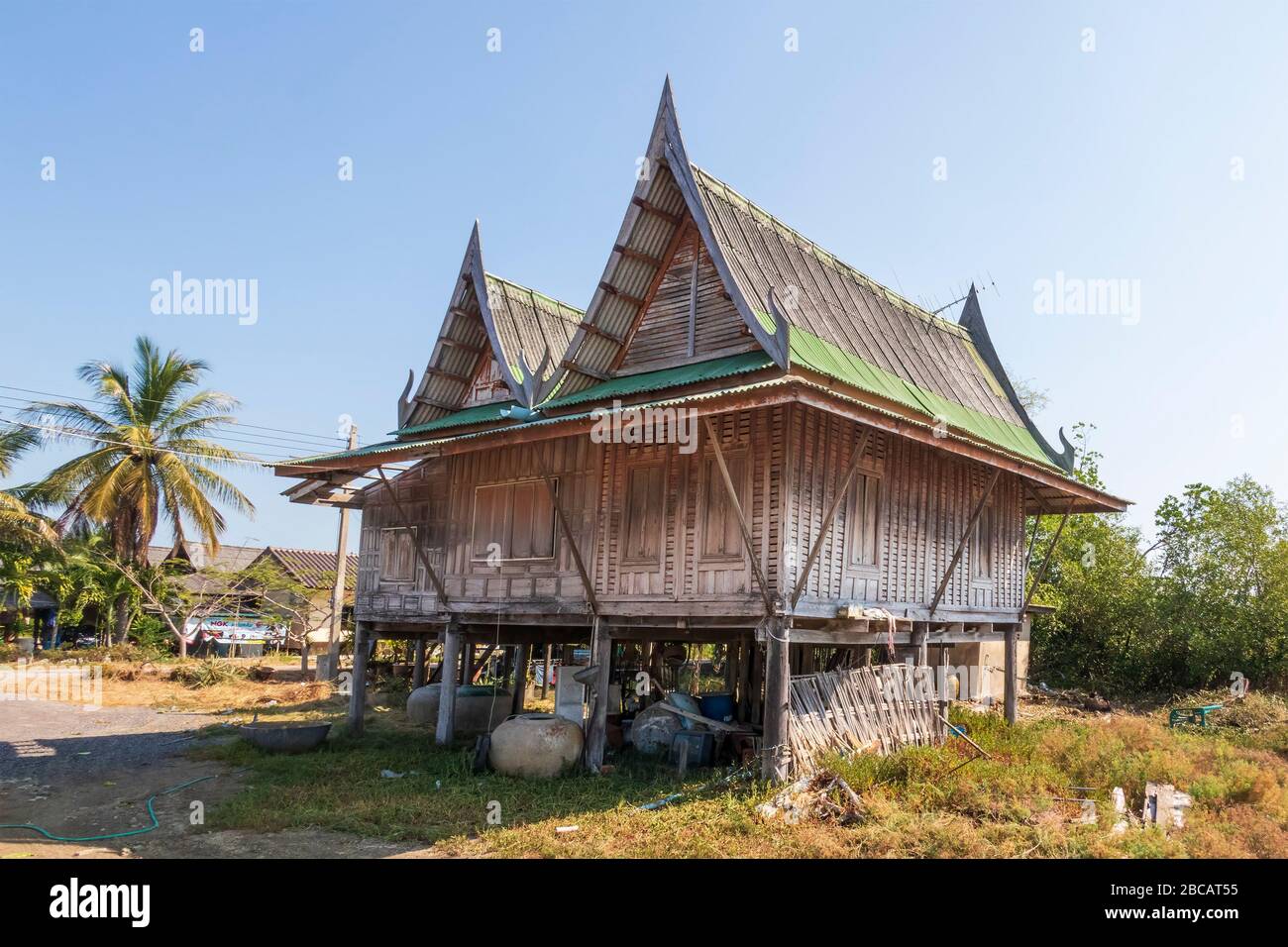 Wie der Satz "Thai-Stilt-Haus" schon andeutet, ist ein Aspekt der traditionellen Architektur Thailands die Erhöhung seiner Gebäude auf Stelzen. Stockfoto