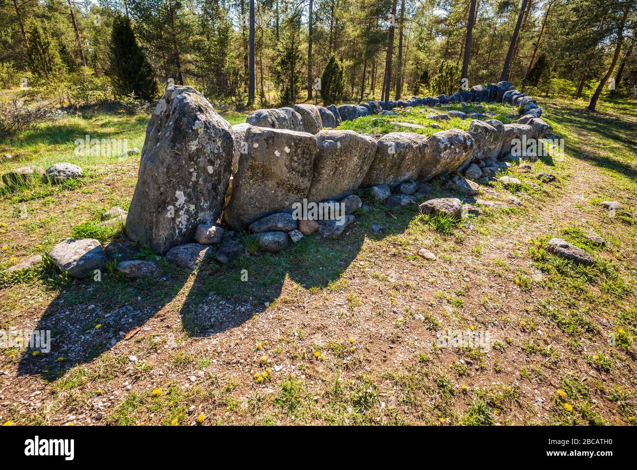 Schweden, Gotland Island, Klinte, Tjelvars Grav, Wikingerzeit, Grabsteine, die wie der Rumpf eines Schiffes angeordnet sind Stockfoto