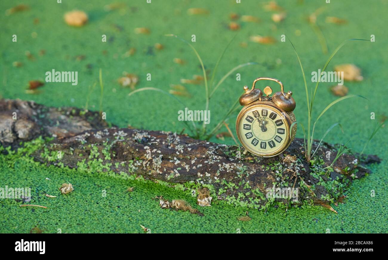 Konzeptuelles Bild: Die Zeit läuft für unseren Planeten. Stockfoto