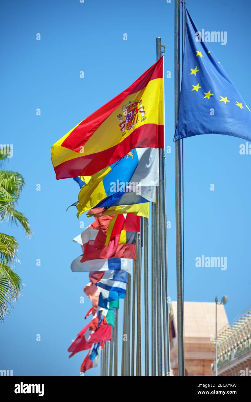Flaggen verschiedener Länder im Hintergrund Stockfoto