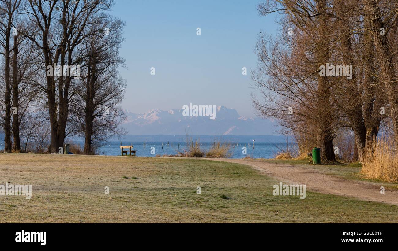 Gehen wir am Seeufer entlang: Weg, der auf dem Starnberger See führt. Mit Wettersteingebirge (inkl. Zugspitze). Stockfoto