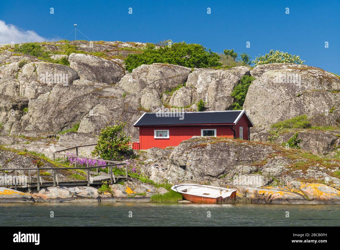 Schweden, Bohuslan, Marstrand, rotes Küstenfischerei-Shack Stockfoto