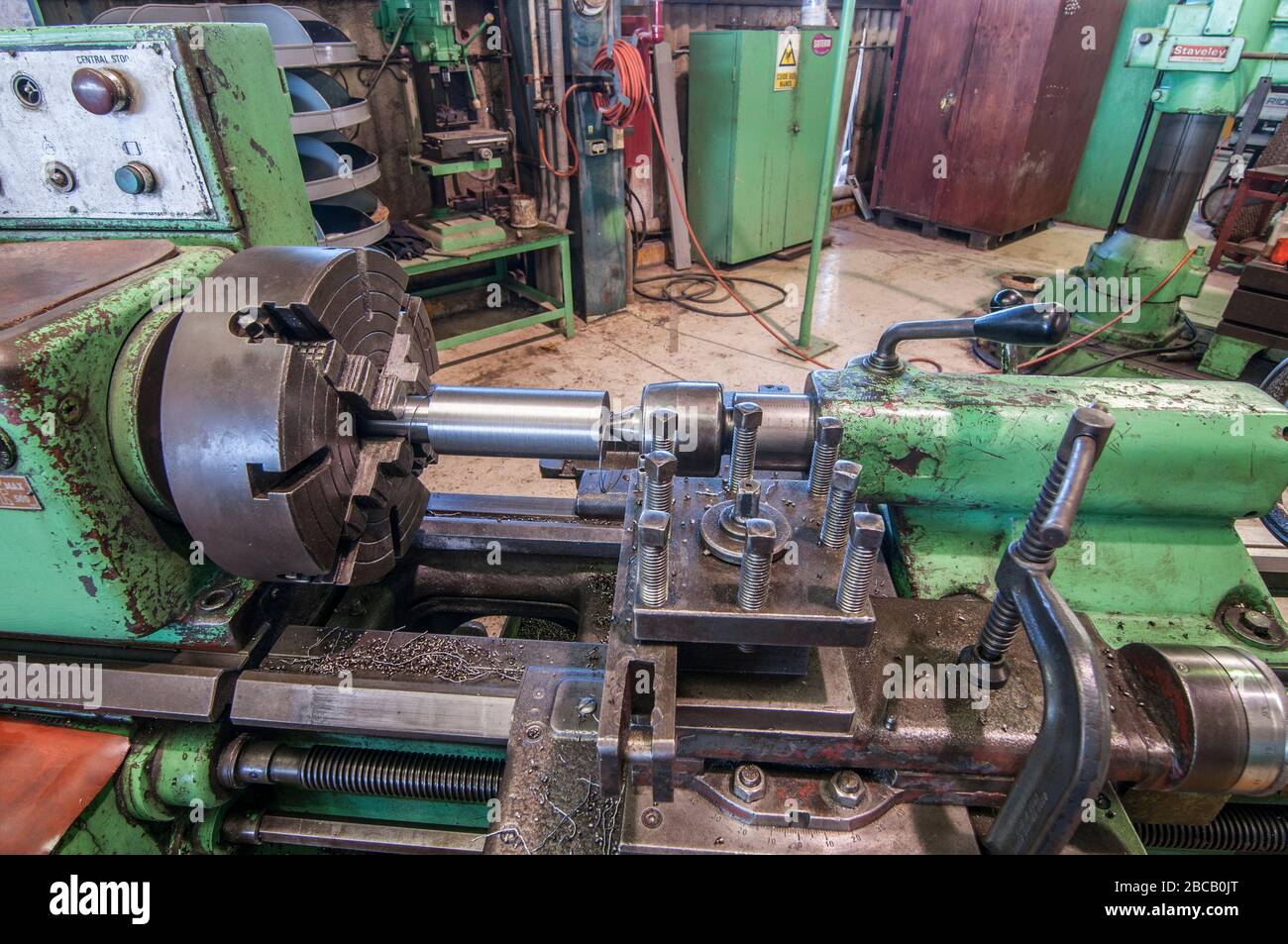 Drehmaschine in einer Mechanikwerkstatt in der Erdwärmekraftwerksindustrie Stockfoto