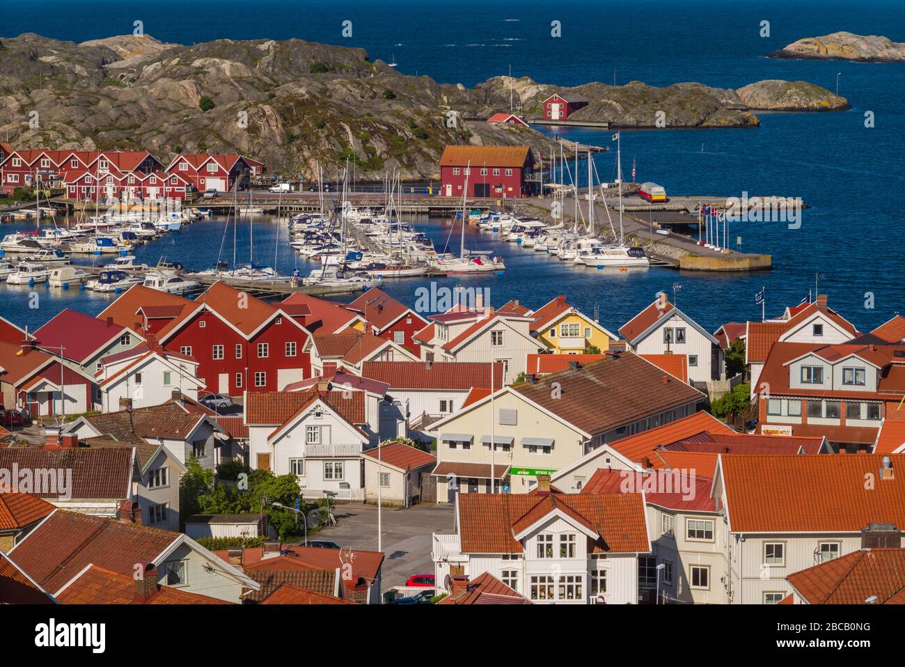 Schweden, Bohuslan, Tjorn Island, Skarhamn, Blick auf die Stadt im hohen Winkel, Morgengrauen Stockfoto