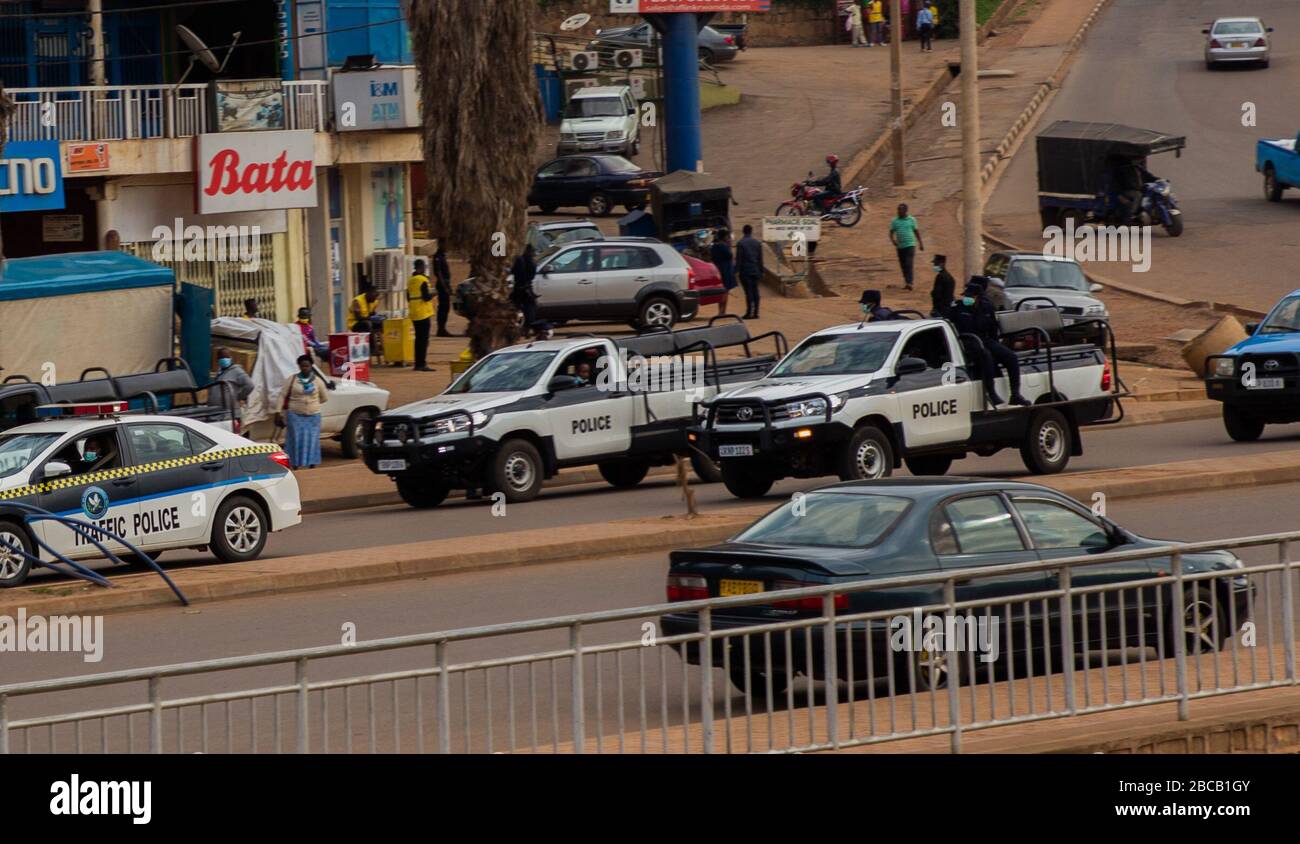 Kigali, Ruanda. April 2020. Polizisten sind am 3. April 2020 auf einer Straße in Kigali, der Hauptstadt Ruandas, zu sehen. Die Regierung hat Reisen zwischen Städten und Bezirken verboten, um die Verbreitung des Virus zu begrenzen. Unwesentliche Geschäfte sind geschlossen, Reisen zwischen Städten und Bezirken bleiben ausgesetzt und unwesentliche Bewegungen außerhalb des Wohnbereichs sind nicht zulässig. Kredit: Cyril Ndegeya/Xinhua/Alamy Live News Stockfoto