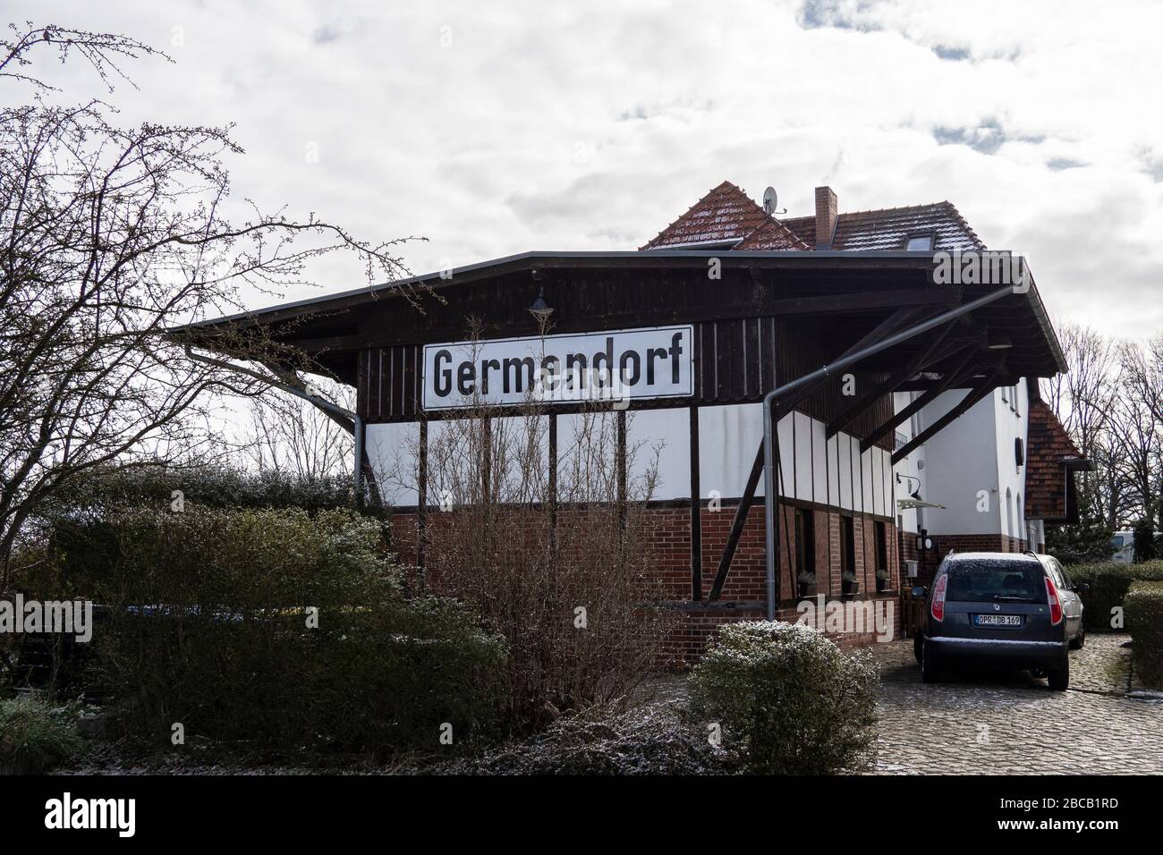 Germendorf, Deutschland. März 2020. "Germendorf" steht an der Fassade des ehemaligen Bahnhofes in Germendorf in Brandenburg. Das im Jahr 1915 erbaute Gebäude wird seit der Schließung der Bahnstrecke Nauen-Oranienburg in den 1960er Jahren als Wohnhaus genutzt. Kredit: Paul Zinken / dpa-zb-Zentralbild / ZB / dpa / Alamy Live News Stockfoto