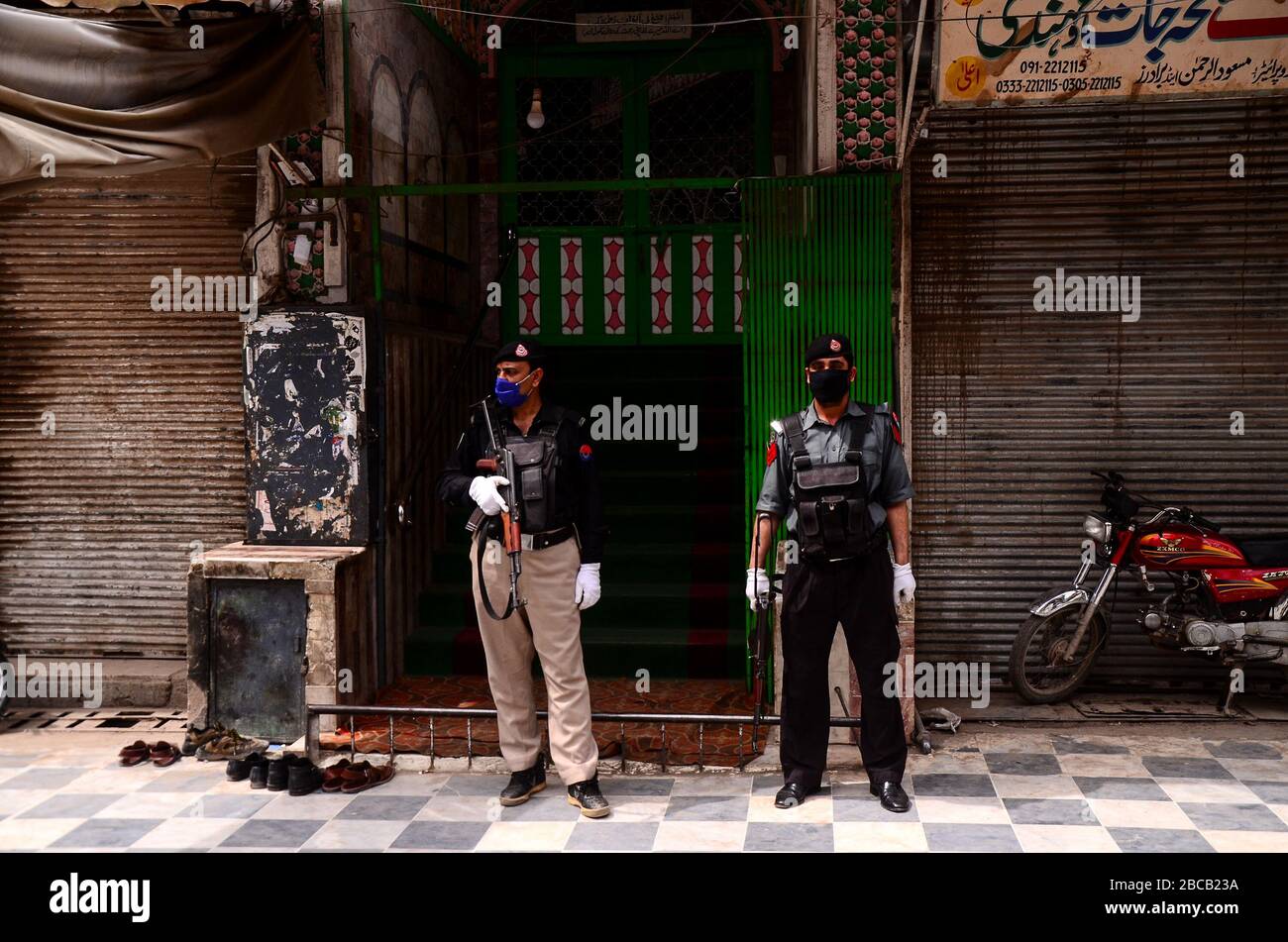 April 2020: Peschawar, Pakistan. März 2020. Die Anhänger vervollkommenen das Freitagsgebet in einer Moschee in Peschawar im Norden Pakistans. Anbeter halten im Rahmen der von den Behörden verhängten Präventivmaßnahme Abstand, um die Verbreitung des Corona-Virus im Länderguthaben einzudämmen: Hasnain Ali/IMAGESLIVE/ZUMA Wire/Alamy Live News Stockfoto