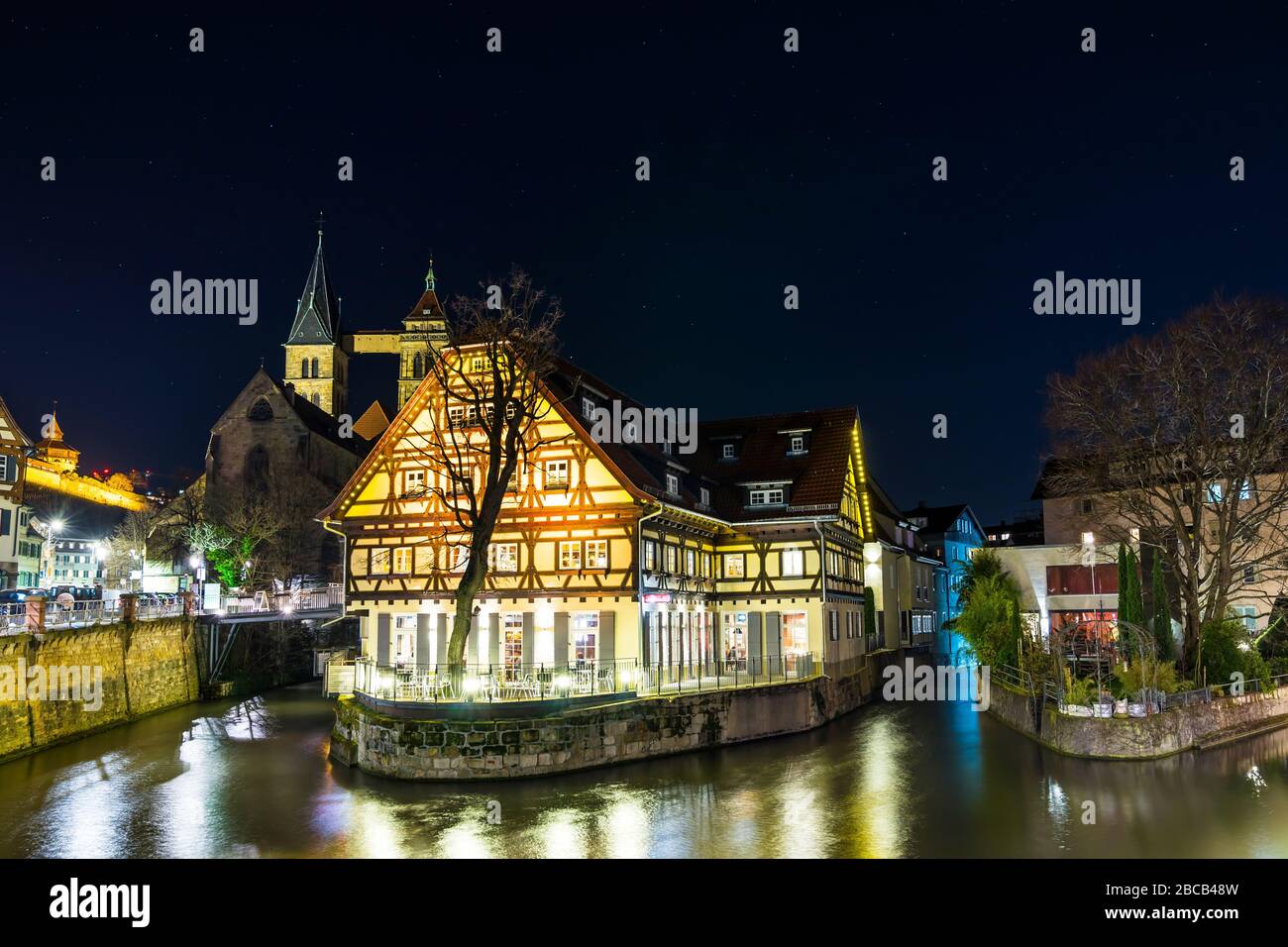 Deutschland, berühmter Stadtkreis kleines venedig in der mittelalterlichen Stadt esslingen am neckar beleuchtet nachts unter zauberhaftem Sternenhimmel Stockfoto