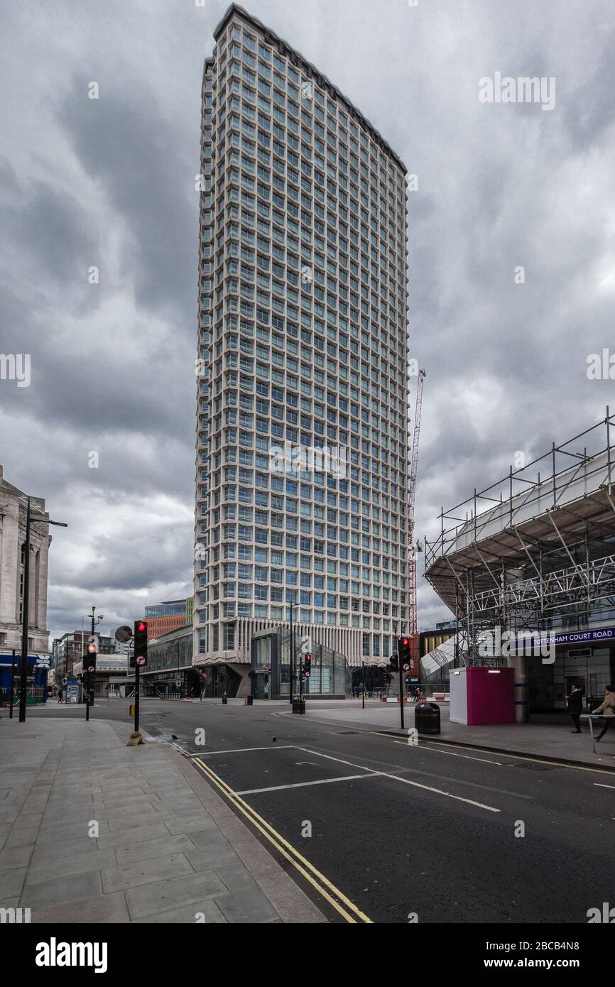 Mittelpunkt auf einer menschenleeren Tottenham Court Road im Zentrum Londons während der Krise der pandemischen Gesundheit von Coronavirus in Großbritannien. Stockfoto