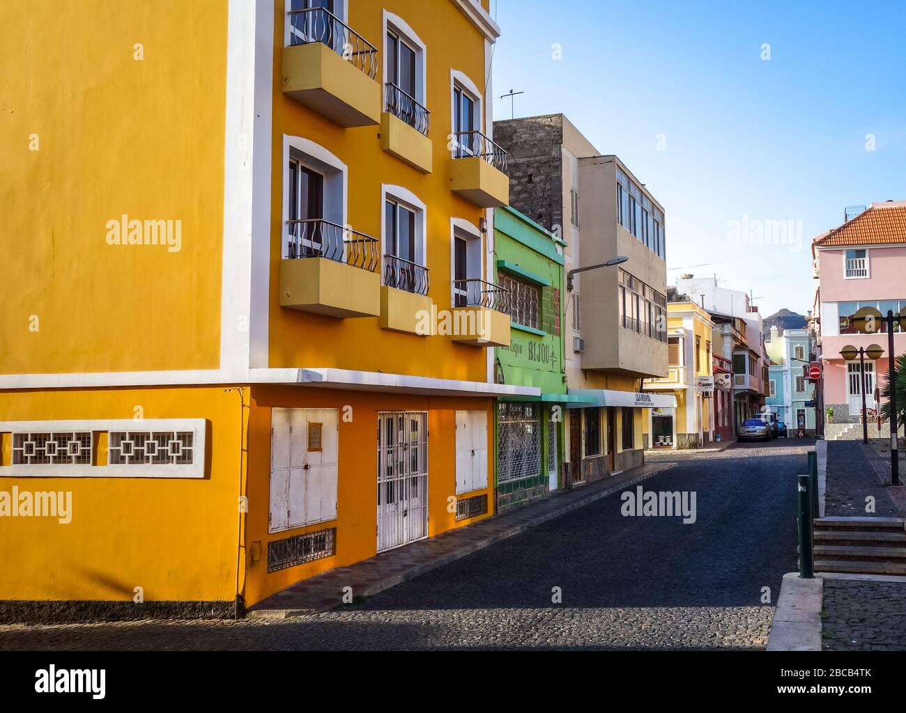 Mindelo/Kap Verde - 20. August 2018 - bunte Häuser und Straßen der Stadt, Sao Vicente Stockfoto