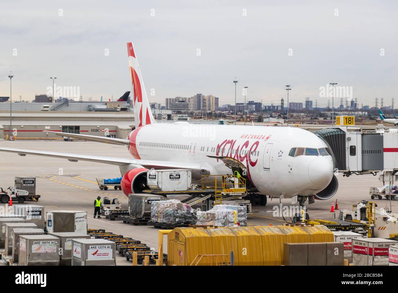 Flugzeuge der Air Canada Rouge Boeing 767 werden am Flugsteig mit Fracht im Toronto Pearson Intl beladen. Flughafen. Stockfoto