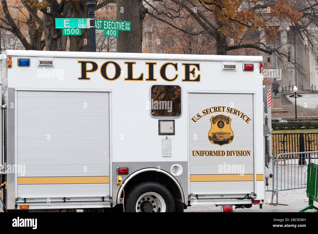 Ein Geheimdienst-Polizeiwagen (uniformierte Division) vor dem US-Schatzgebäude in Washington, D.C. neben dem Weißen Haus. Stockfoto