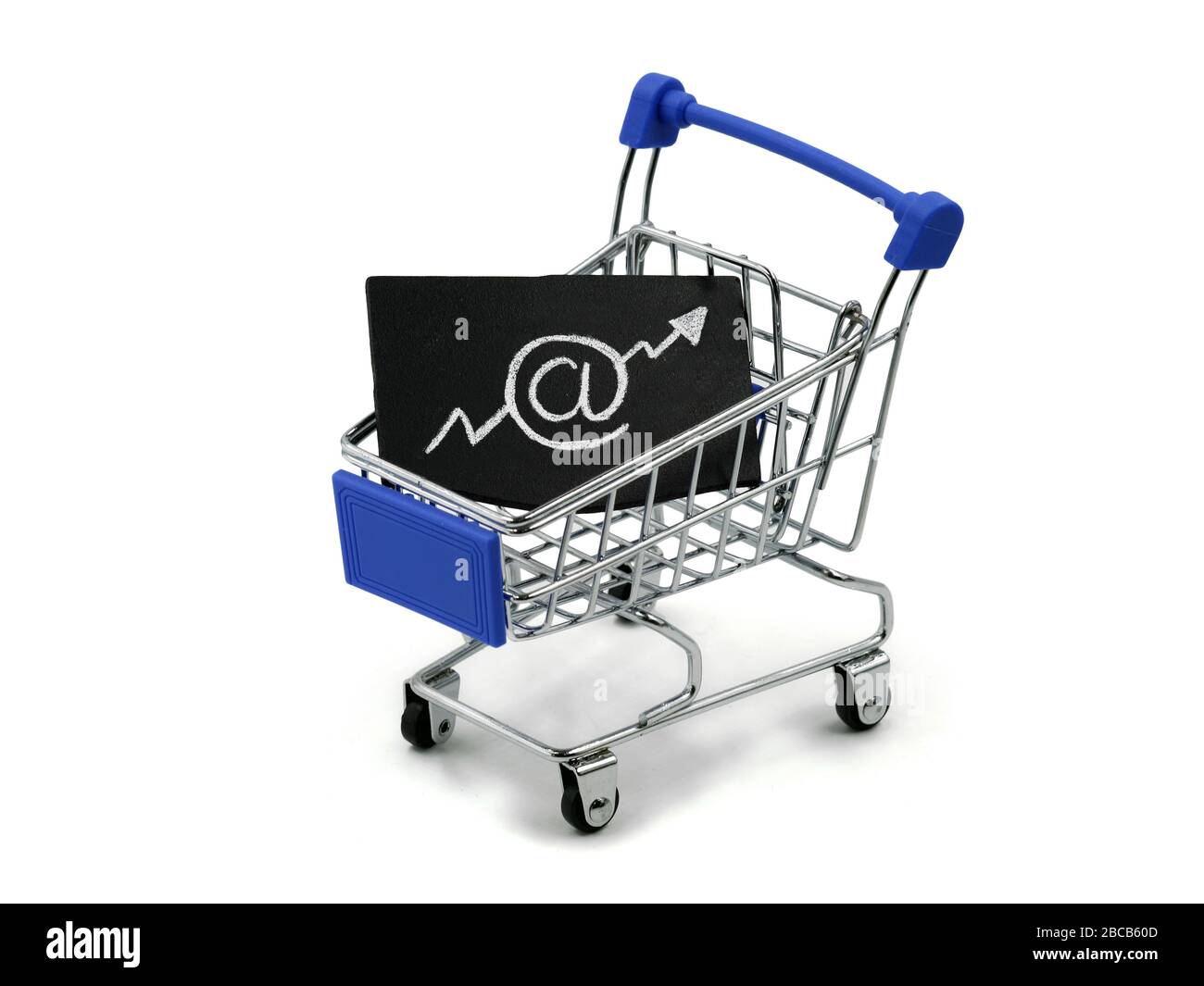 Warenkorb mit E-Mail-Symbol in Pfeil nach oben auf weißem Hintergrund, Online-Shopping-Konzept Stockfoto