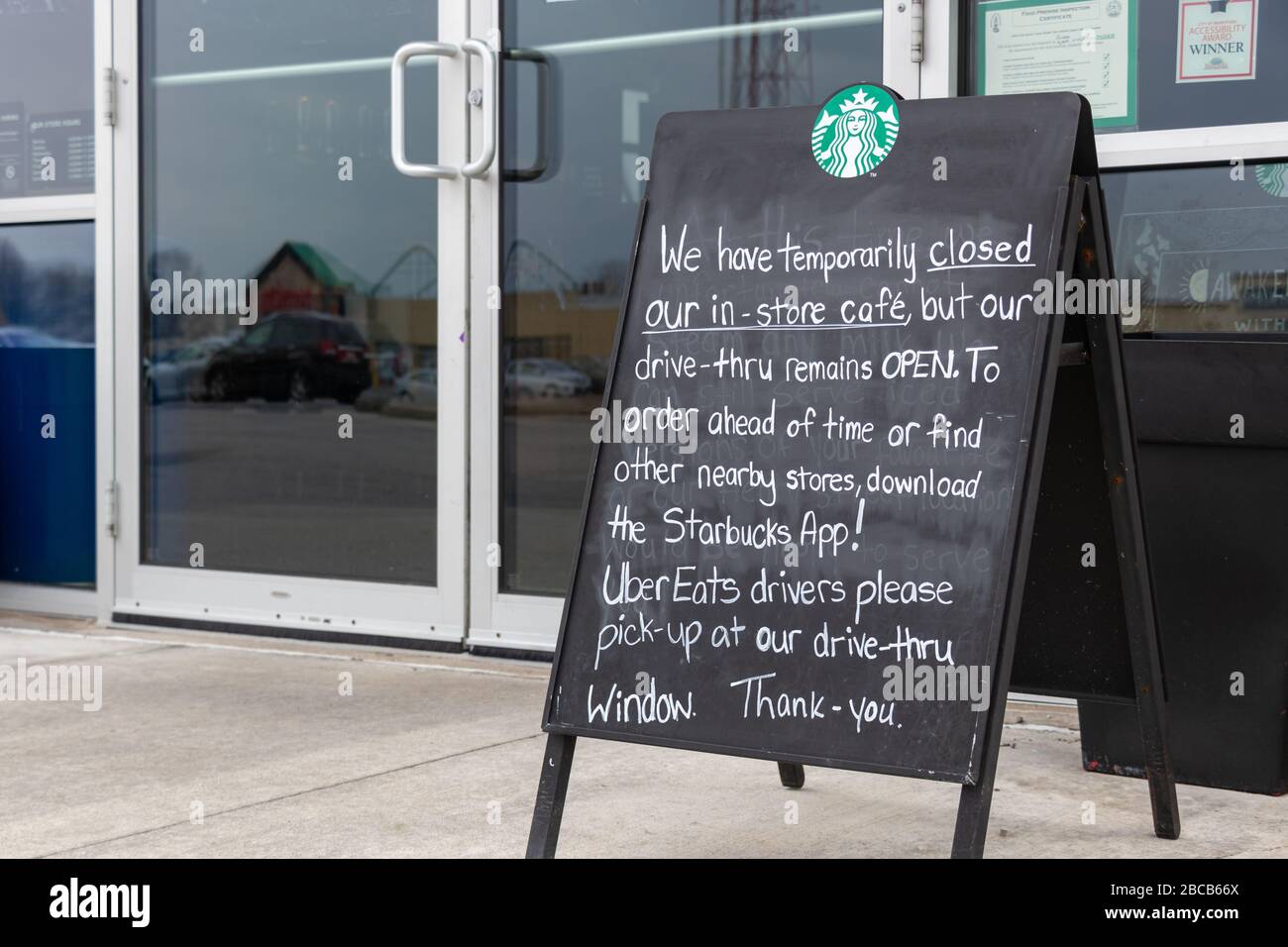 Melden Sie sich vor einem Starbucks Coffee Shop an, und warnen Sie vor der Schließung des Cafés im Laden, da die globale COVID-19-Pandemie zu sehen ist. Stockfoto