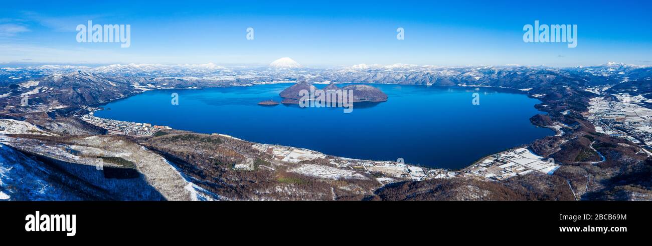Aus der Vogelperspektive der wunderschönen Landschaft im Toya-See in japan Stockfoto