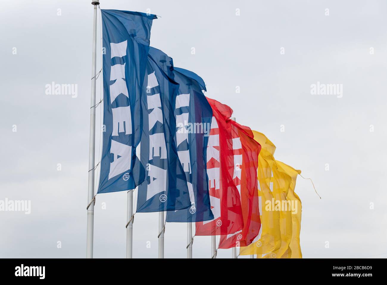 IKEA Logos auf bunten Flaggen, die an einem windigen Tag an einem Ladenstandort winken. Stockfoto