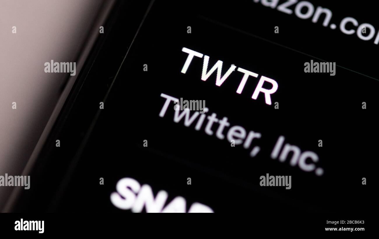 TWTR auf einem Telefonbildschirm mit dem Namen des Unternehmens unten, Twitter, Inc., wurde als Twitter-Ticker-Symbol für Twitter-Aktien angezeigt Stockfoto