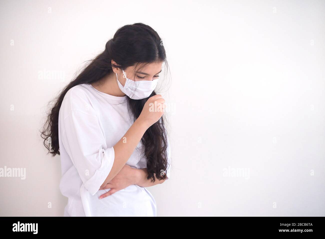 Asian Woman Coronavirus Covid 19 Symptome einer Pandemie. Husten- und Rachenschmerzen sind eines der Symptome einer pandemischen Coronavirus-Infektion Stockfoto