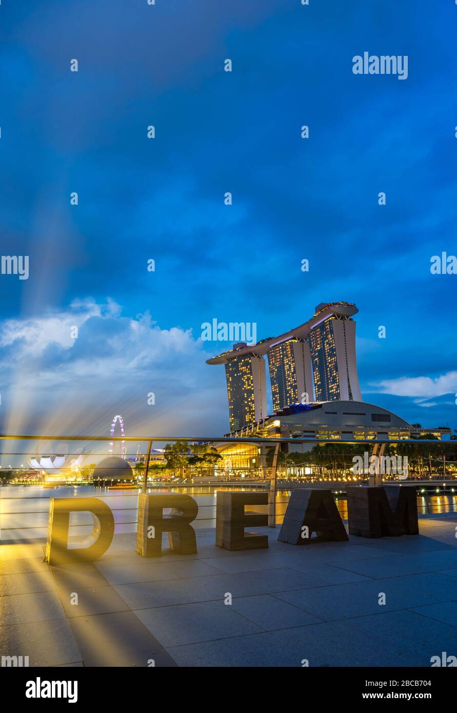 Singapore CITY, SINGAPUR - 19. FEBRUAR 2020: Marina Bay Sands nachts das größte Hotel in Asien. Es wurde am 27. April 2010 eröffnet. Stockfoto