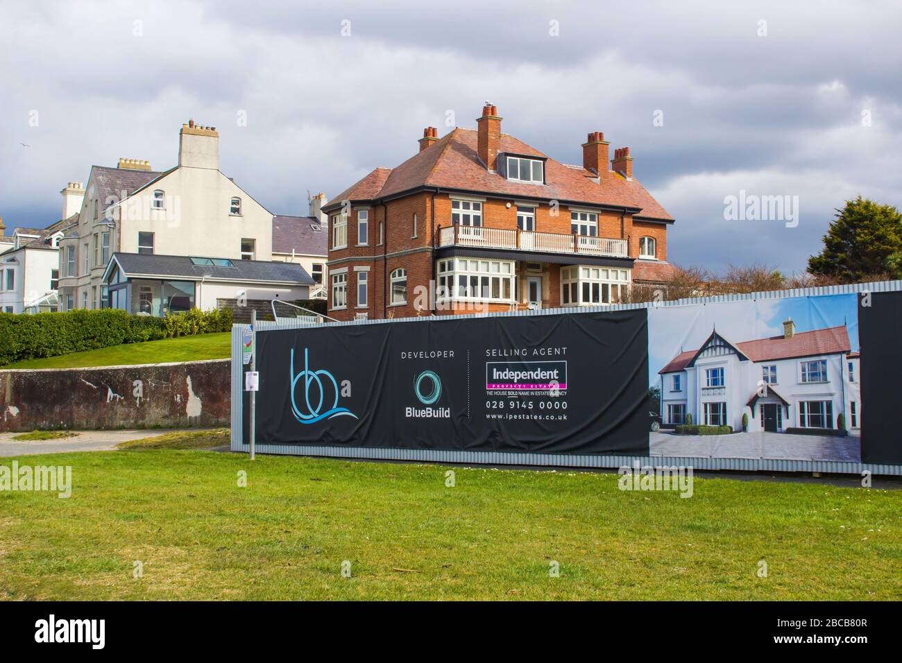 19. März 2020 EIN Baugrundstück, das von unabhängigen Immobilien-Estates errichtet wurde und Luxusimmobilien für den Verkauf auf dem Ballyholm wirbt Stockfoto