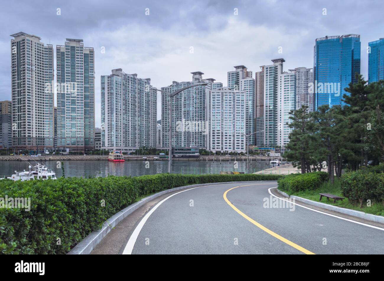 Straße vom APEC Naru Park mit Busan-Stadtbild und Blick auf die Bucht des Yachthafens am düsteren Tag Stockfoto