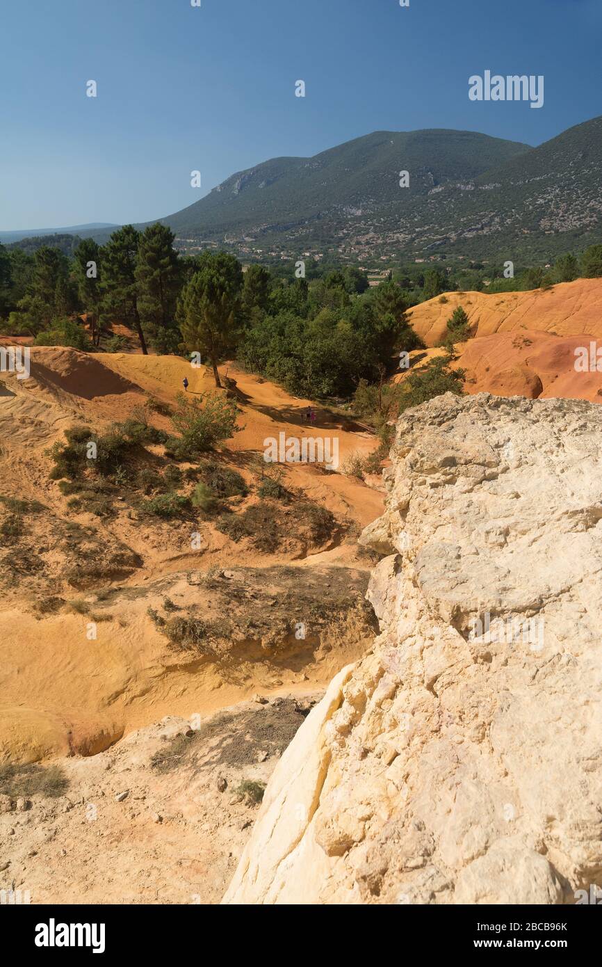 Ockererdfarben-Steinbrüche in der Nähe von Roussillon in Frankreich an einem sonnigen Tag Stockfoto