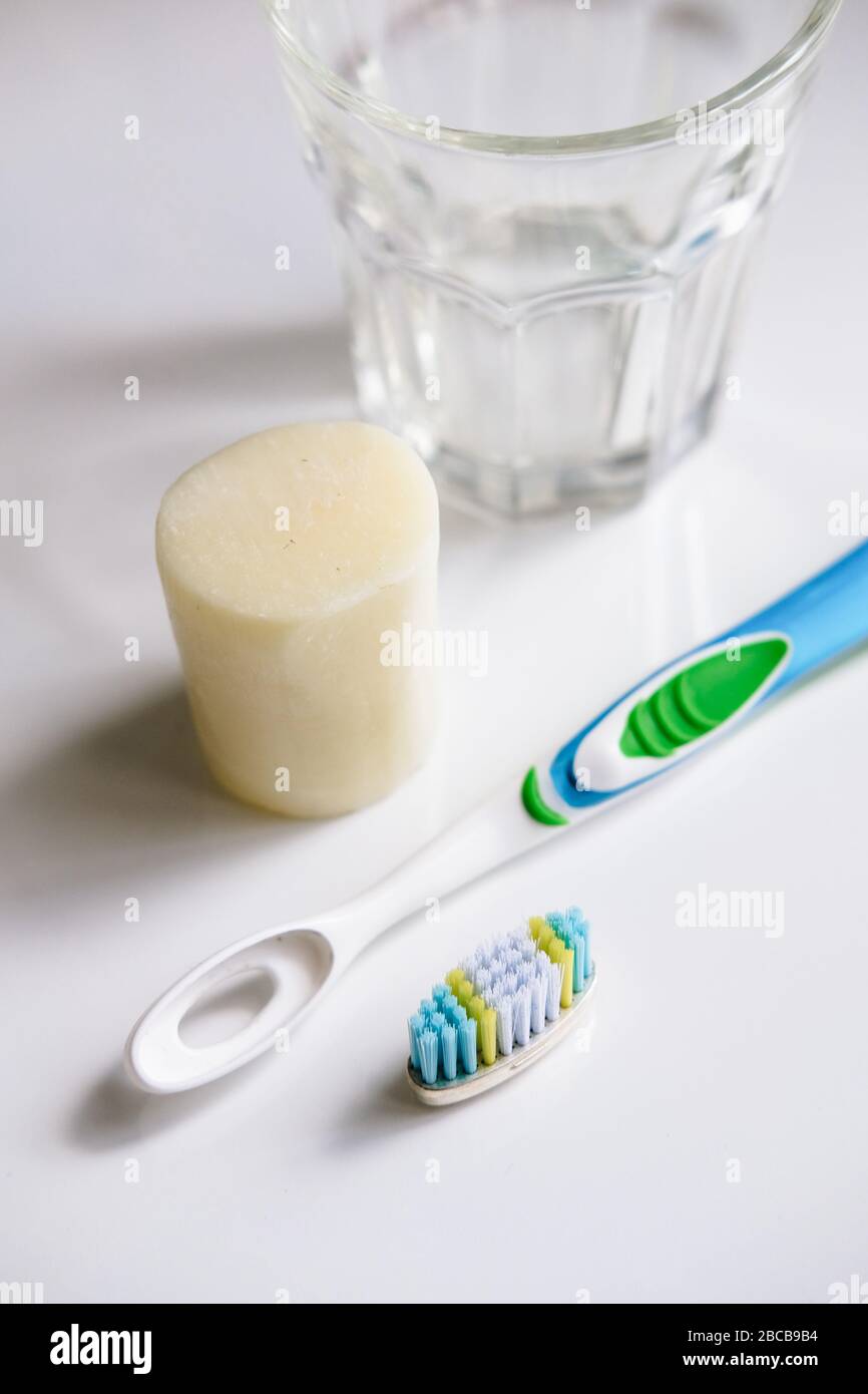 Umweltfreundliche Zahnbürste mit abnehmbarem Kopf und feste Zahnseife Stockfoto