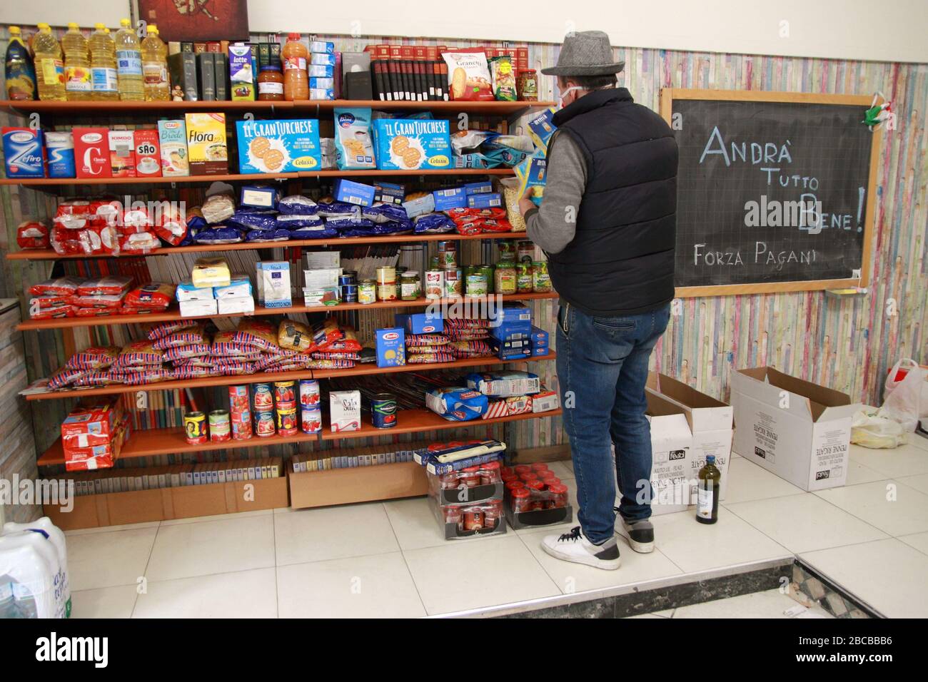 Volunteers of a humanitarian association prepare food packages for the people most in need of aid hit hard by the economic crisis caused by the covid Stockfoto