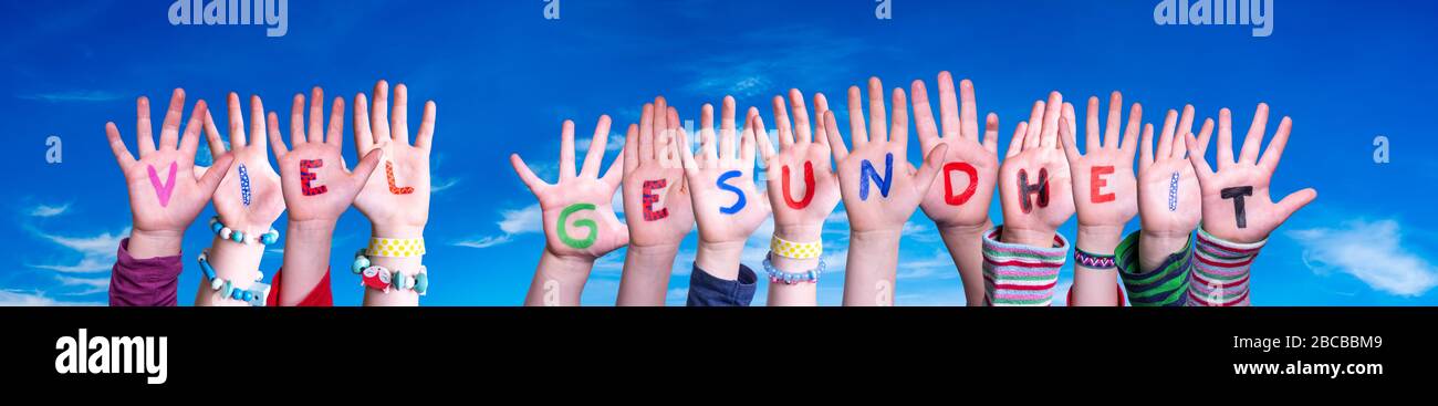 Kinder Hände Halten Wort Viel Gesundheit Bedeutet, Gesund Zu Bleiben, Blauer Himmel Stockfoto
