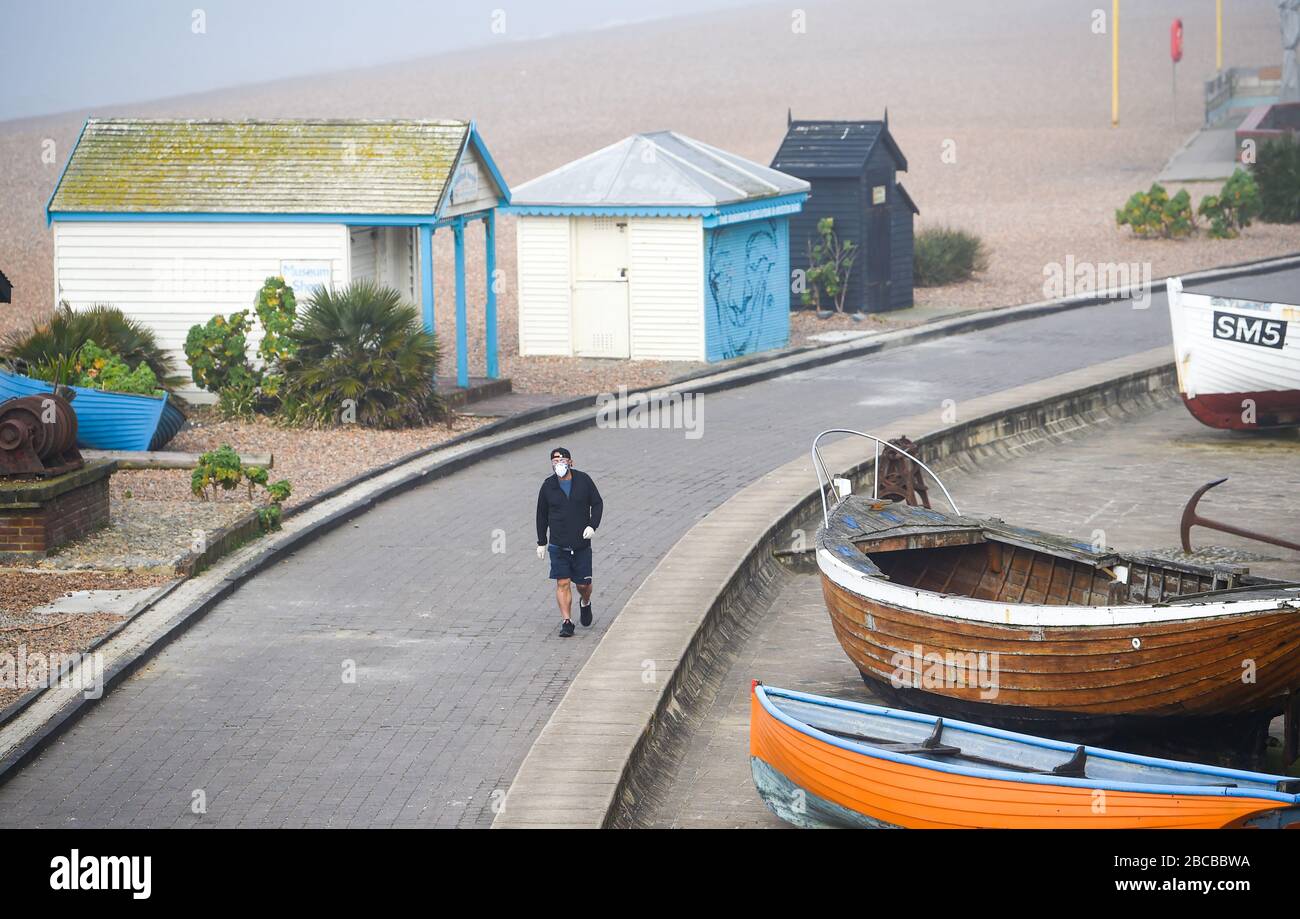 Brighton UK 4. April 2020 - EIN Wanderer erhält seine Übung entlang der Brighton Seafront am Tag zwölf der Regierungsblockierung während der Coronavirus COVID-19-Pandemie-Krise. An der Pressekonferenz von gestern Downing Street Coronavirus sagte der Gesundheitsminister Matt Hancock der Öffentlichkeit, dieses Wochenende zu Hause zu bleiben, trotz der Vorhersage von warmem, sonnigem Wetter. Kredit: Simon Dack / Alamy Live News Stockfoto