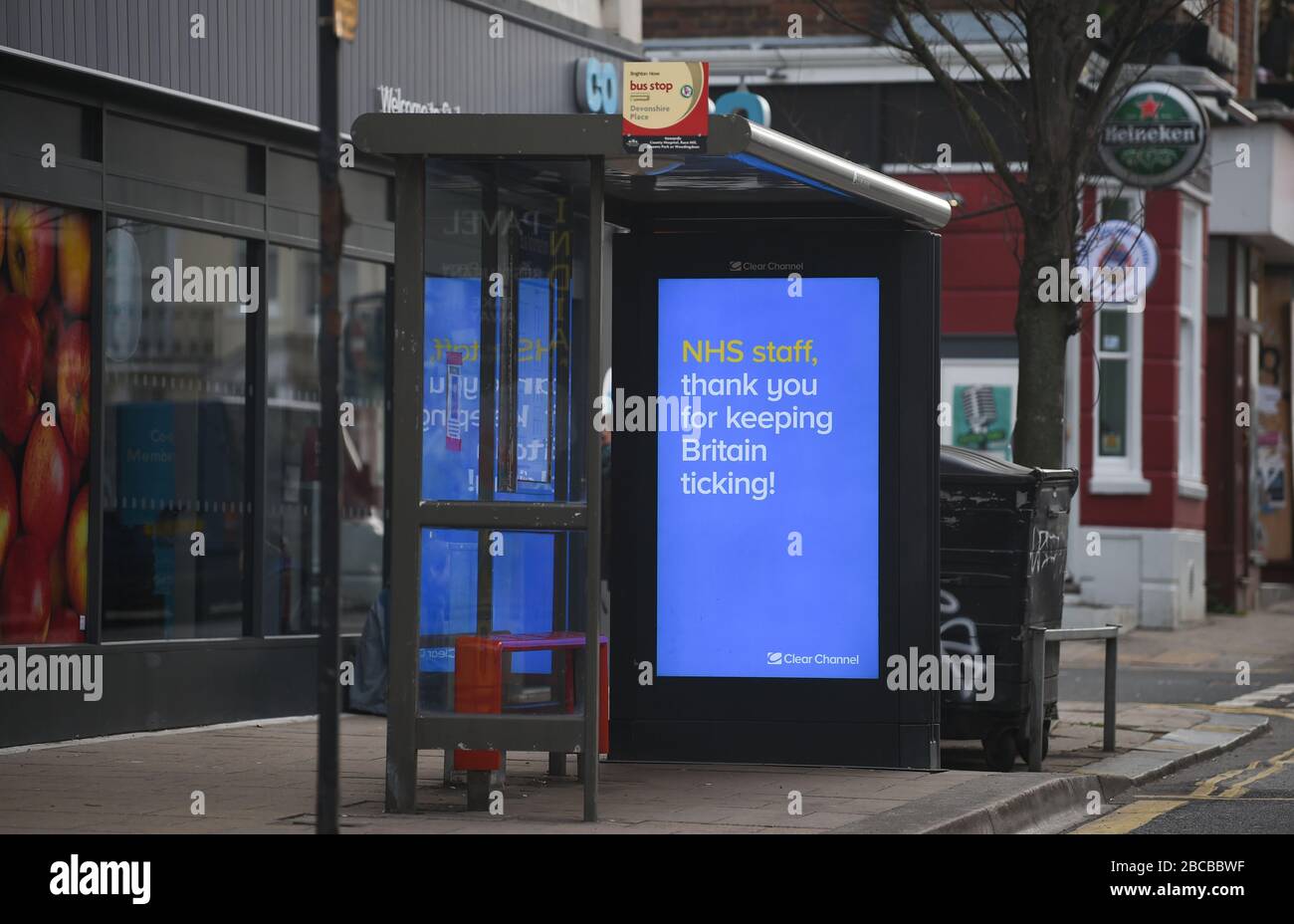 Brighton UK 4. April 2020 - EINE Dankesnachricht für die Mitarbeiter des NHS in einem Bushaltestellen-Schutzhaus in Brighton am 12. Tag der Regierungsblockierung während der Coronavirus COVID-19-Pandemie-Krise. An der Pressekonferenz von gestern Downing Street Coronavirus sagte der Gesundheitsminister Matt Hancock der Öffentlichkeit, dieses Wochenende zu Hause zu bleiben, trotz der Vorhersage von warmem, sonnigem Wetter. Kredit: Simon Dack / Alamy Live News Stockfoto