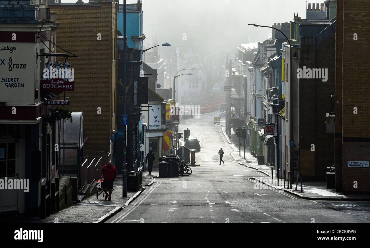 Brighton UK 4. April 2020 - die Sonne beginnt am 12. Tag der Regierungsblockierung während der Coronavirus COVID-19-Pandemiekrise den Morgennebel in Brighton zu durchbrechen. An der Pressekonferenz von gestern Downing Street Coronavirus sagte der Gesundheitsminister Matt Hancock der Öffentlichkeit, dieses Wochenende zu Hause zu bleiben, trotz der Vorhersage von warmem, sonnigem Wetter. Kredit: Simon Dack / Alamy Live News Stockfoto