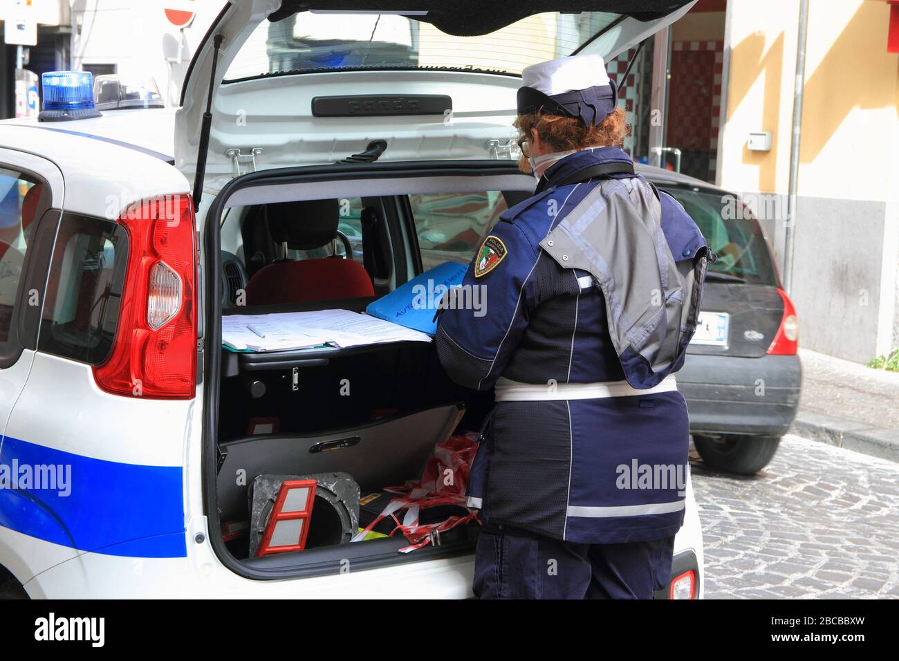 Örtliche Polizeibeamte führen Kontrollpunkte für Menschen im Umlauf durch, um zu sehen, ob sie über die von der italienischen Regierung vorgeschriebene Selbstzertifizierung verfügen Stockfoto