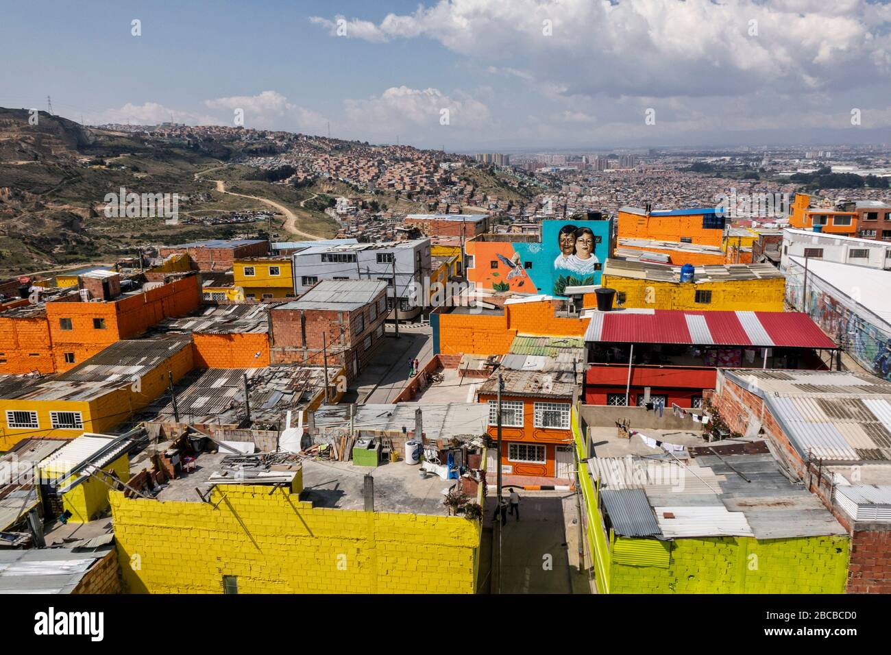 Bogota, Kolumbien - 03. Januar 2020: Comuna El Paraiso-Tour mit der Seilbahn. Die Kabelzuführung wird von 700.000 Loks als primäres Transportsystem genutzt Stockfoto