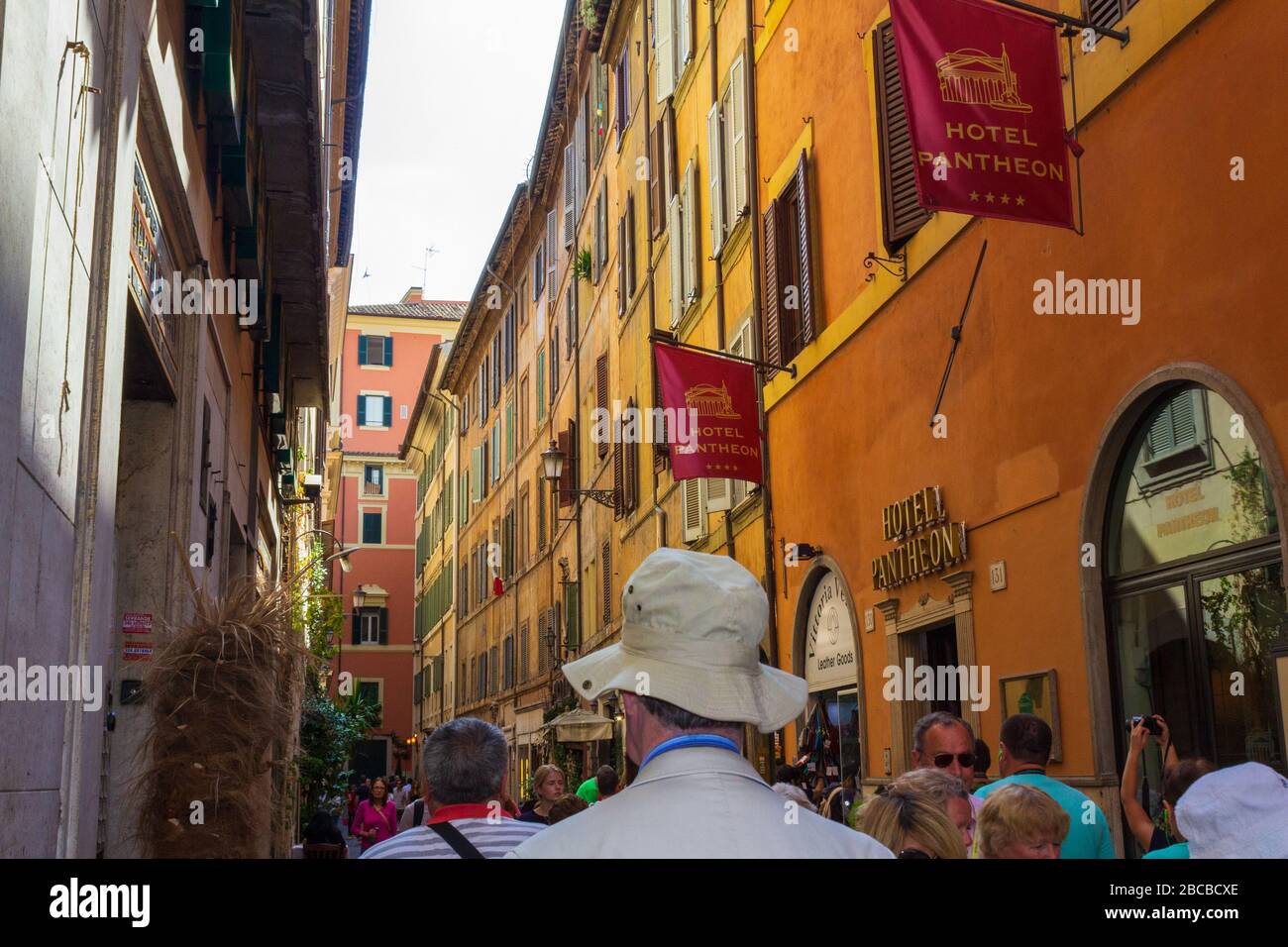 Blick auf die bezaubernde Straße Via dei Pastini im Herzen der historischen Metropolitanstadt Rom in der Nähe des Pantheons, Italien Stockfoto