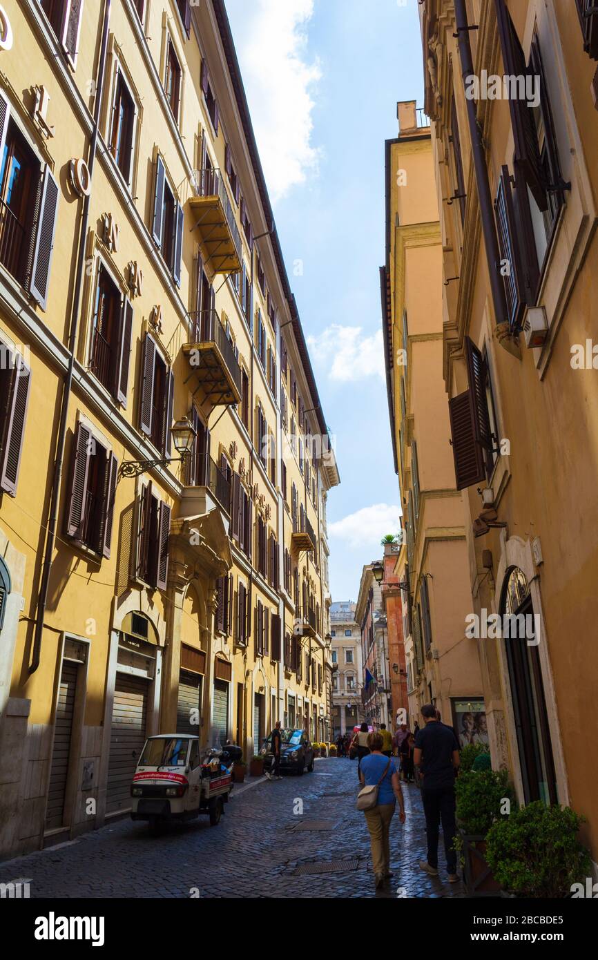 Blick auf die bezaubernde alte enge Straße im Herzen der historischen Metropolitanstadt Rom in der Nähe des Pantheons, Italien Stockfoto