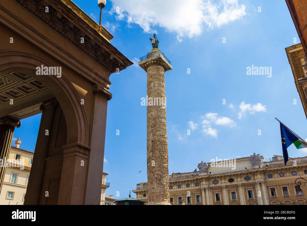 Piazza Colonna im historischen Herzen Roms, Italien. Sie ist benannt nach der Marmorsäule von Marcus Aurelius, die dort seit dem 193. Chr. stand Stockfoto