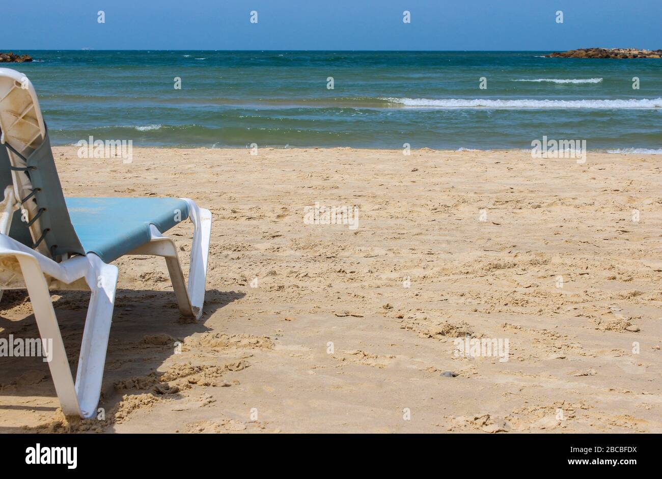 Strandstuhl an einem einsamen Strand am Meer Stockfoto