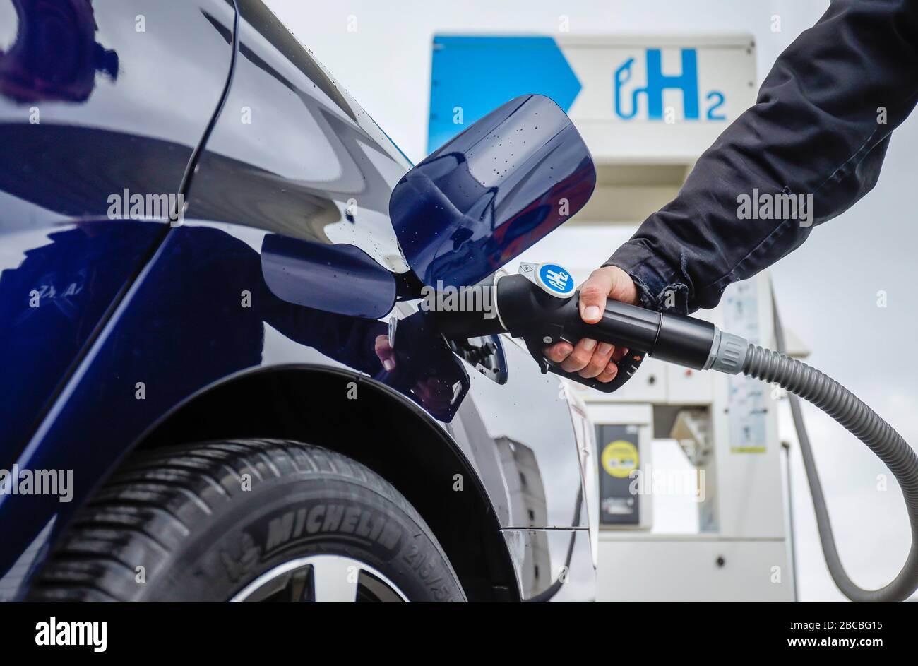 Herten, Ruhrgebiet, Nordrhein-Westfalen, Deutschland - Wasserstoffauto betanken Wasserstoff an einer H2-Wasserstofftankstelle. Herten, Ruhrgebiet, Nordrhein-We Stockfoto