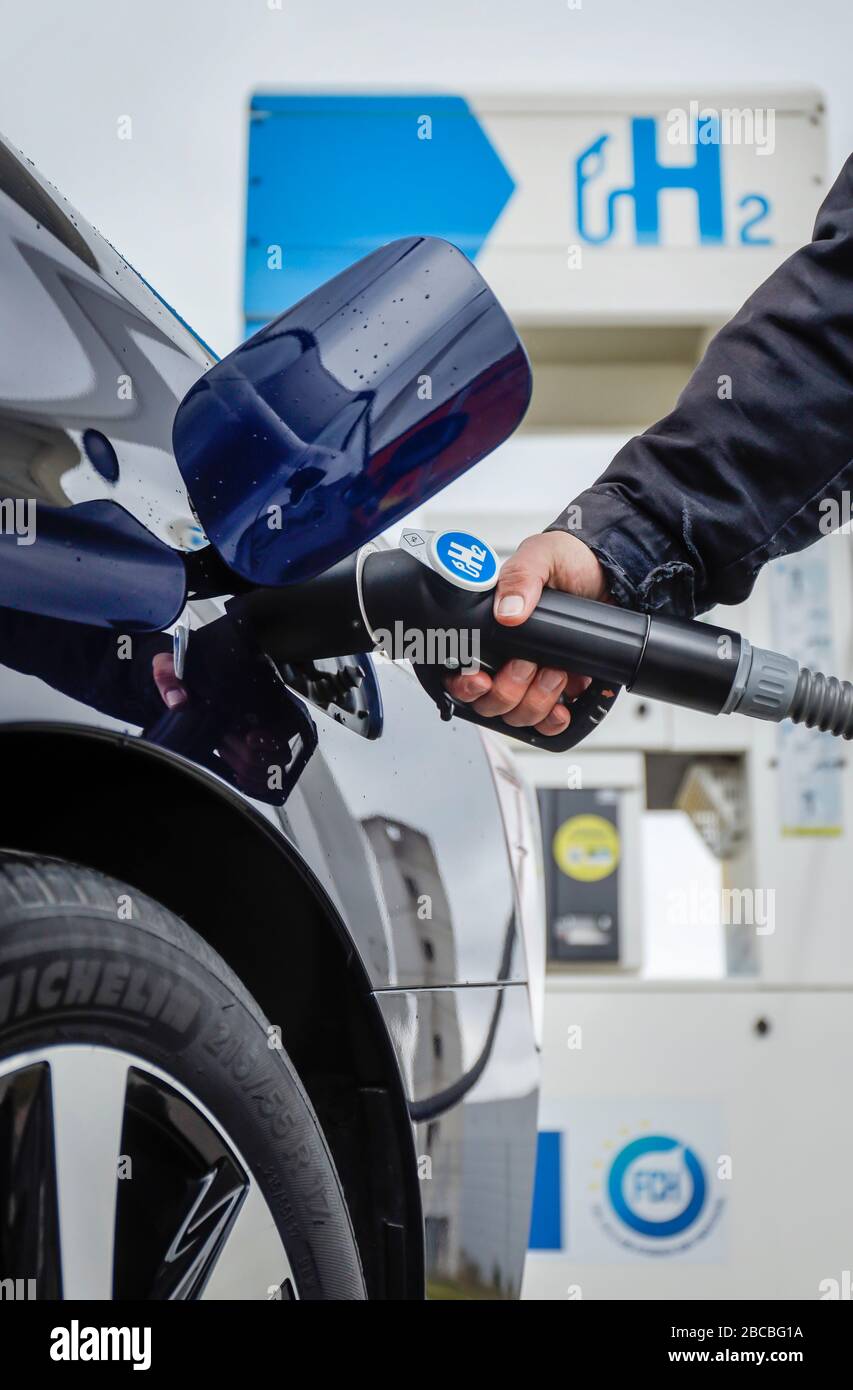 Herten, Ruhrgebiet, Nordrhein-Westfalen, Deutschland - Wasserstoffauto betanken Wasserstoff an einer H2-Wasserstofftankstelle. Herten, Ruhrgebiet, Nordrhein-We Stockfoto