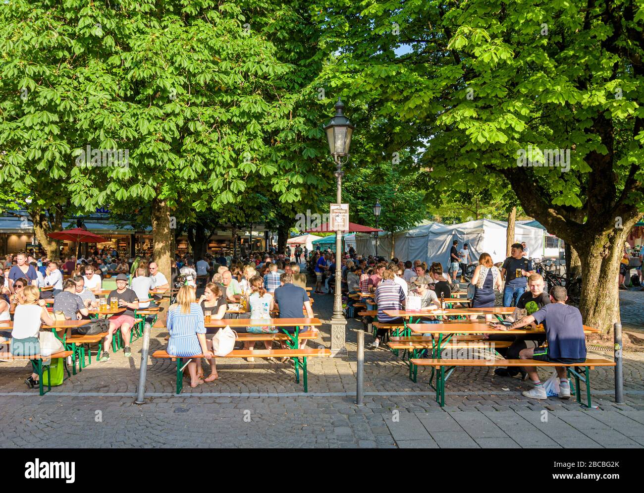 Viel besetzter Biergarten am Viktualienmarkt, München, Deutschland Stockfoto
