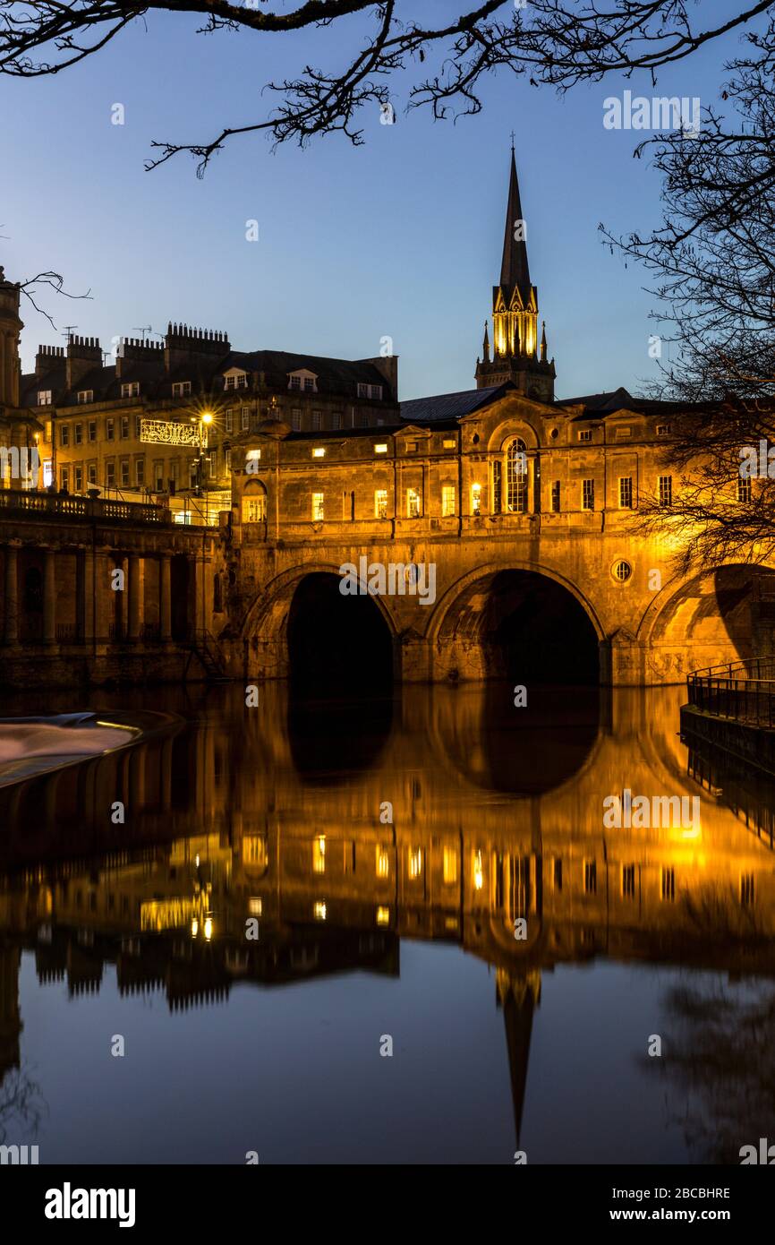 Abenddämmerung über der historischen Pulteney Bridge über dem Fluss Avon. Bath, Somerset, England, Großbritannien Stockfoto